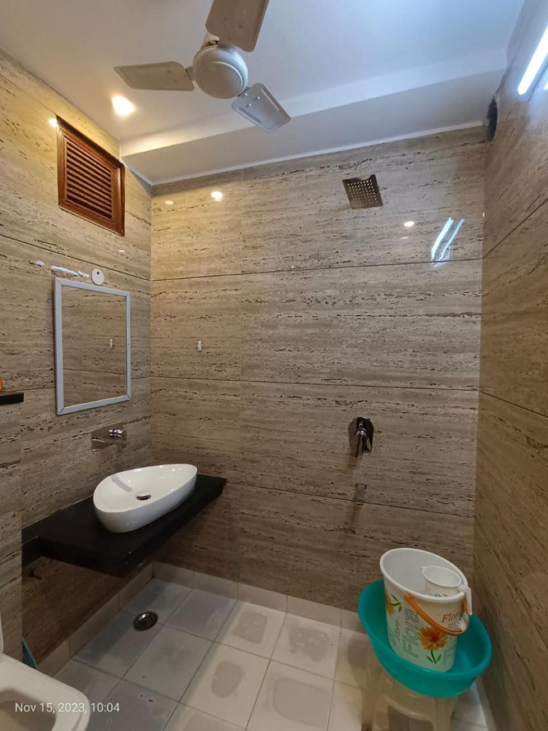 Hotel Perfect Spot- Main Bazar - Walking Metro Station New Delhi Exteriör bild
