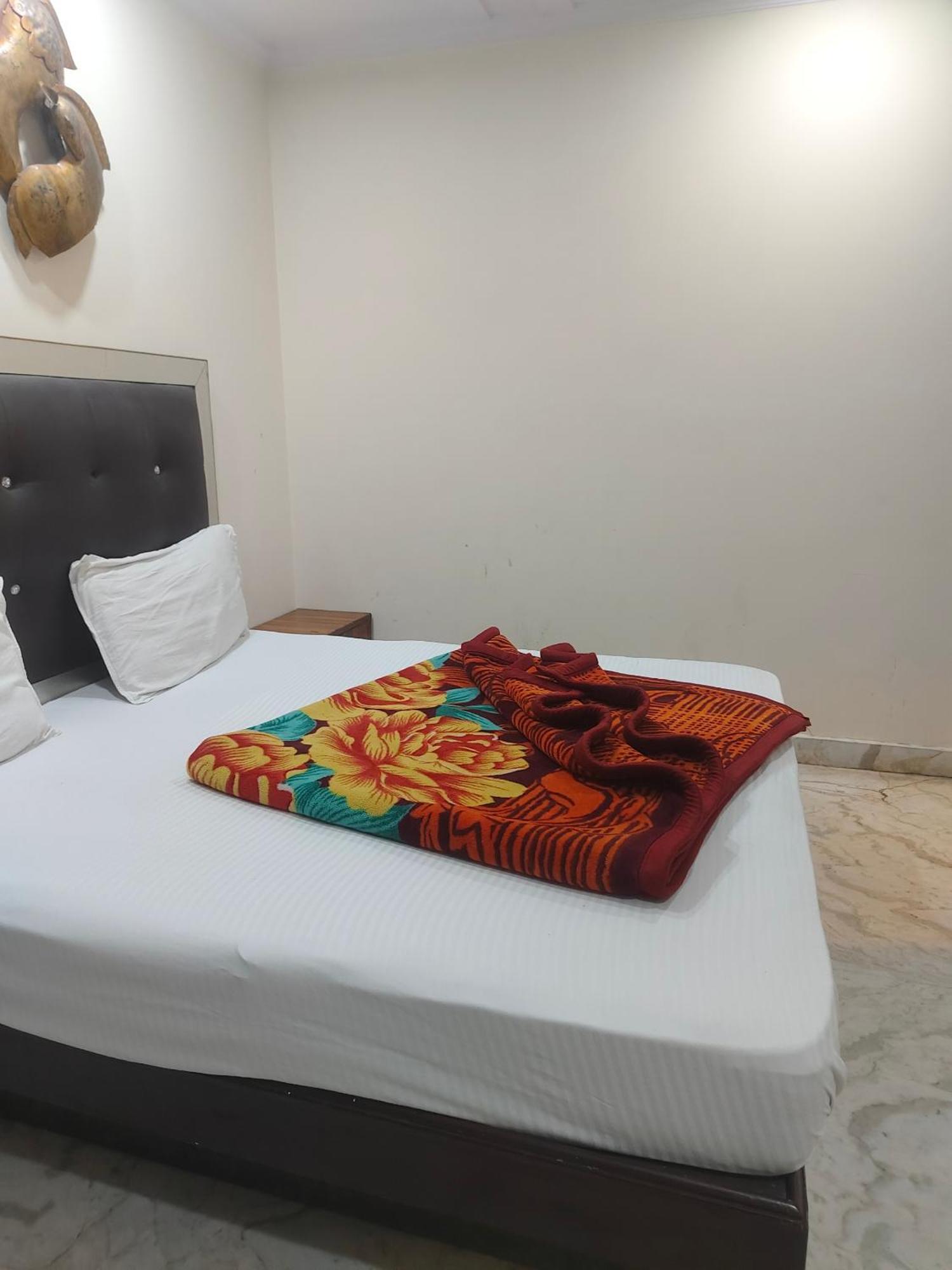 Hotel Perfect Spot- Main Bazar - Walking Metro Station New Delhi Exteriör bild