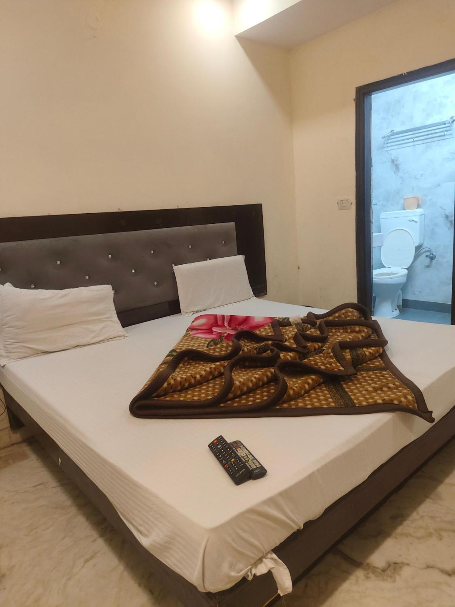 Hotel Perfect Spot- Main Bazar - Walking Metro Station New Delhi Exteriör bild