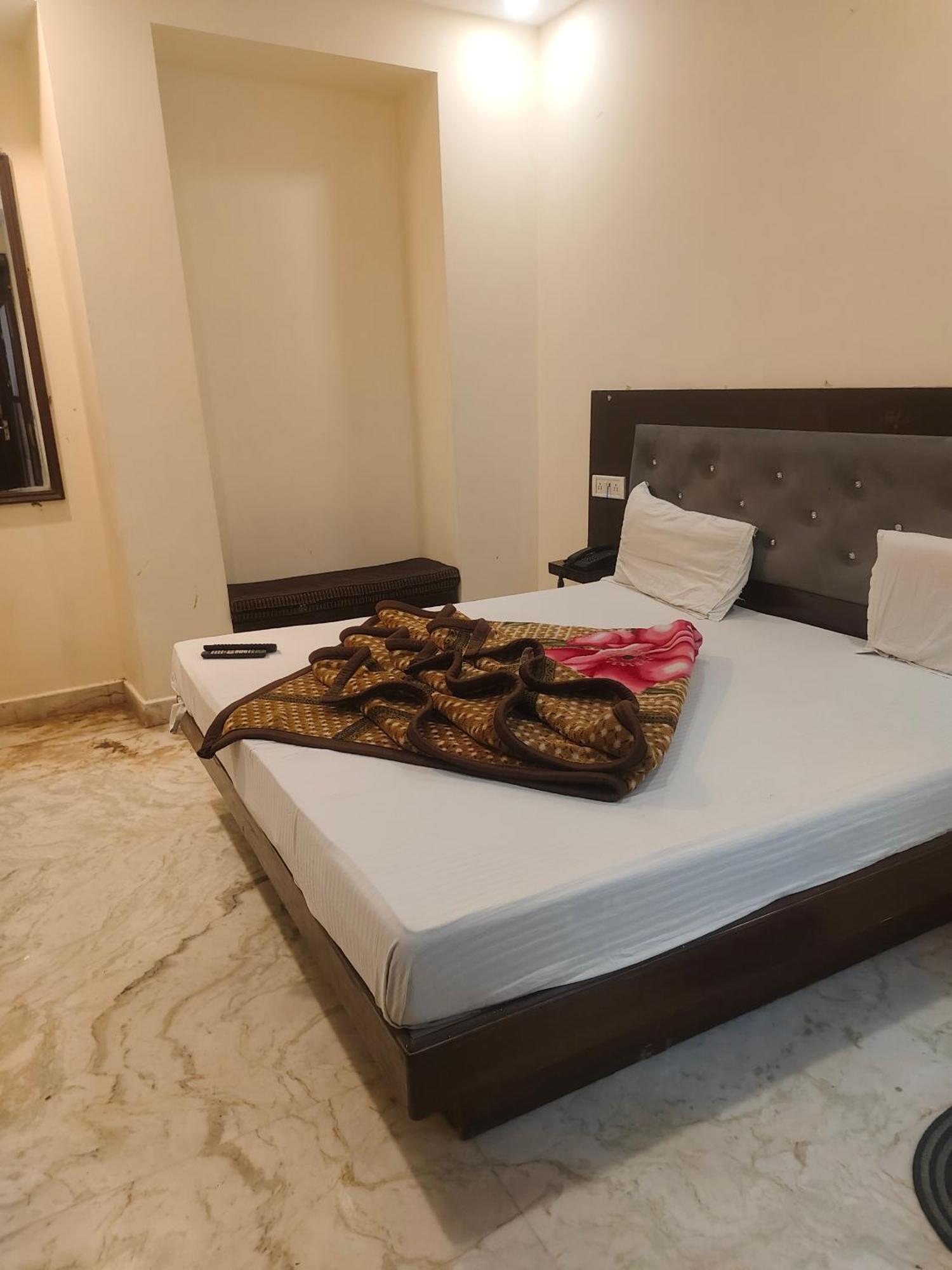 Hotel Perfect Spot- Main Bazar - Walking Metro Station New Delhi Exteriör bild